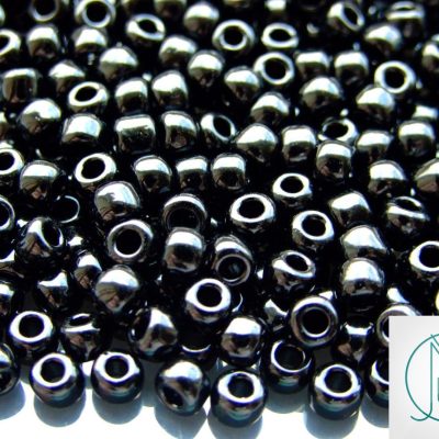 TOHO Seed Beads 49 Opaque Jet 3/0 beads mouse