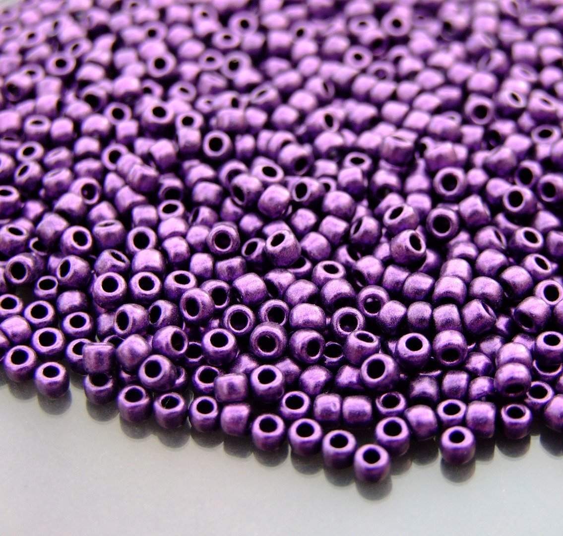 TOHO Seed Beads Y612 HYBRID Metallic Suede Purple 8/0 beads mouse