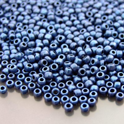 TOHO Seed Beads Y613 HYBRID Metallic Suede Blue 8/0 beads mouse
