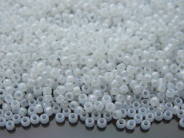 TOHO Seed Beads Y914 HYBRID Luster Snowflake 8/0 beads mouse
