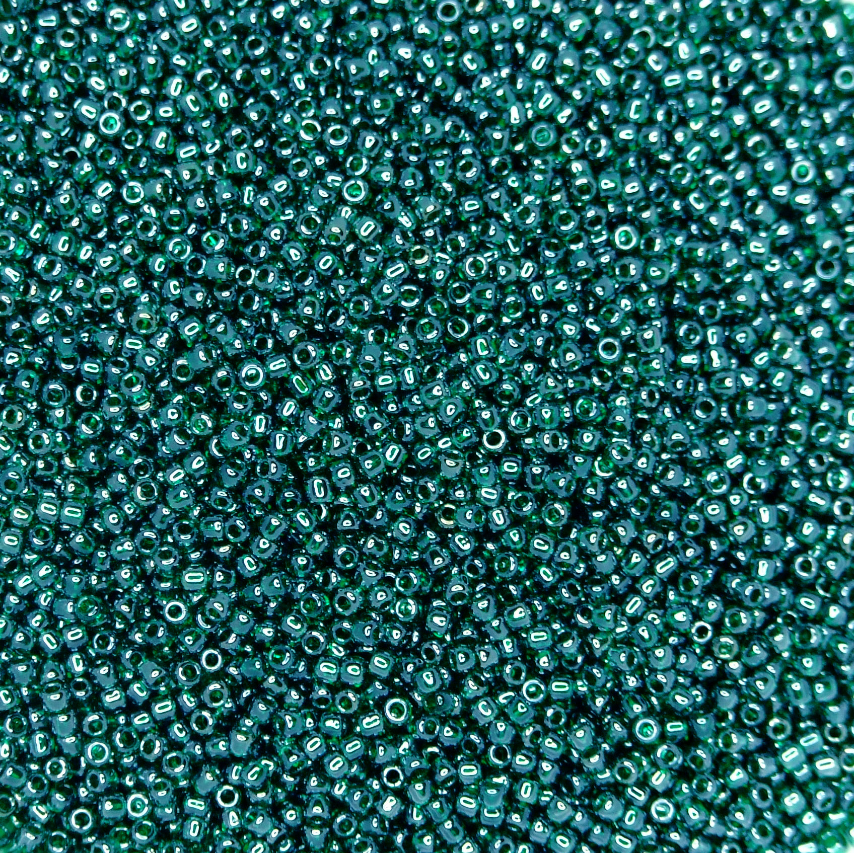 TOHO Seed Beads 118 Transparent Green Emerald Luster beadsmouse.co.uk