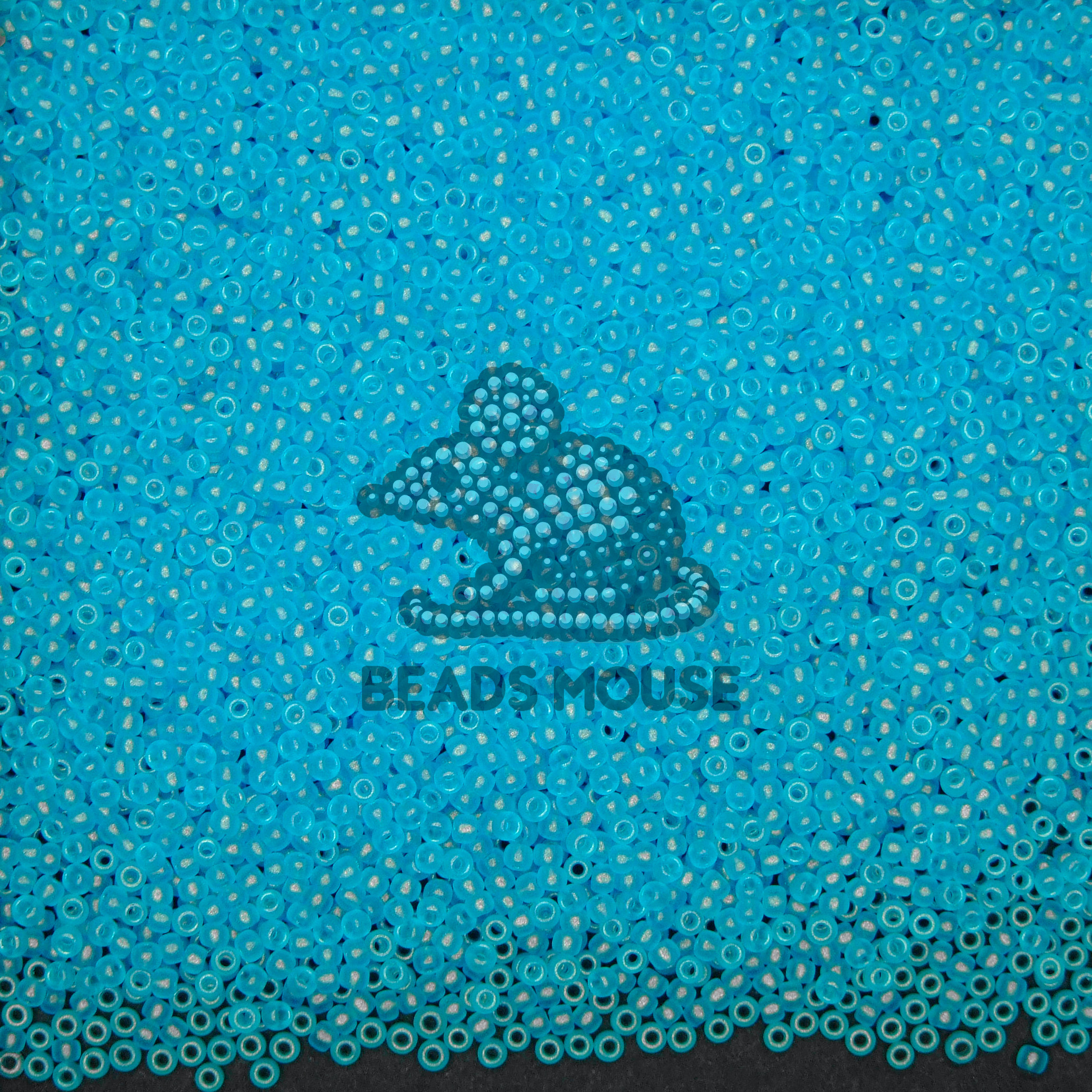TOHO Seed Beads Y619 HYBRID Sueded Gold Transparent Aquamarine beads mouse